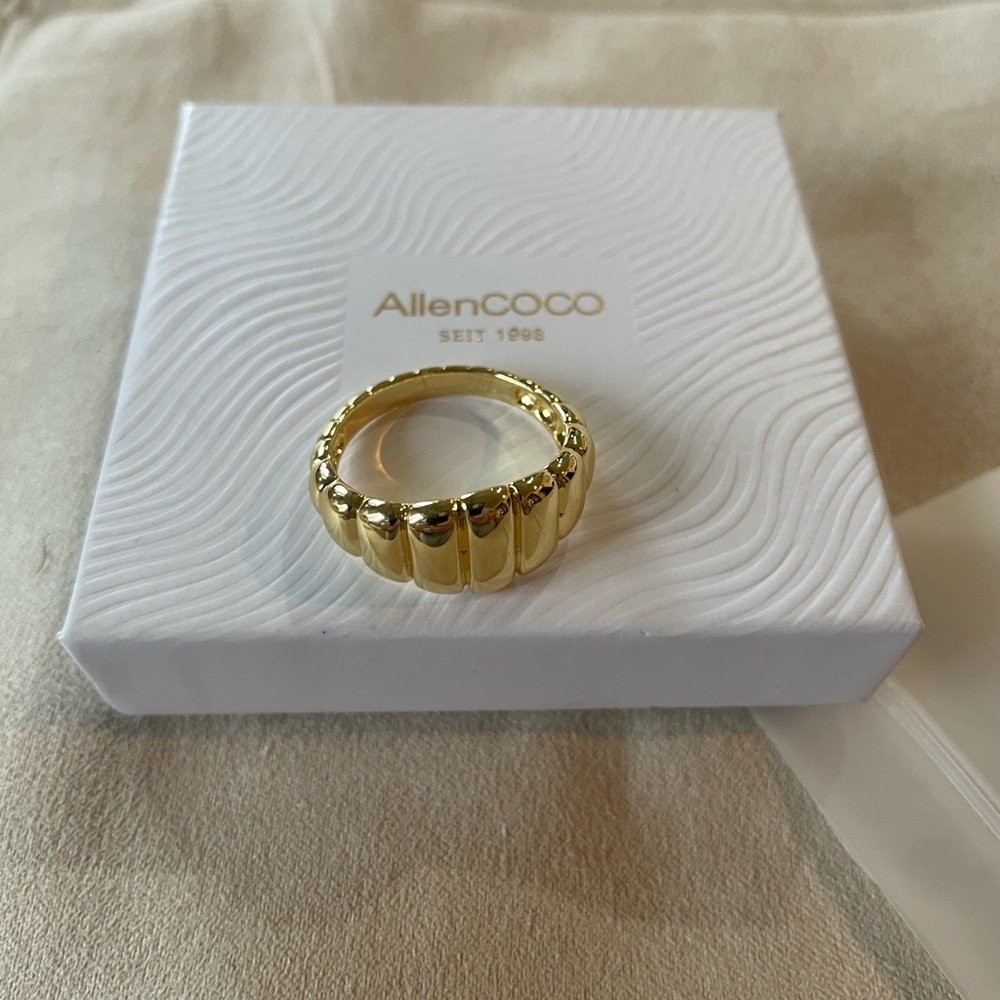 Gold Ribbed Dome Women's Ring - Picture 9 of 9